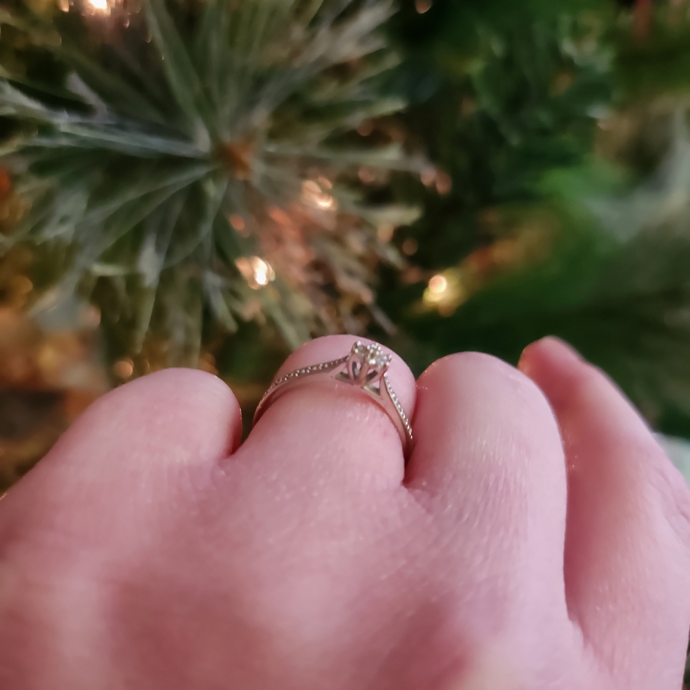 10k White Gold Diamond Ring - Picture 4 of 7